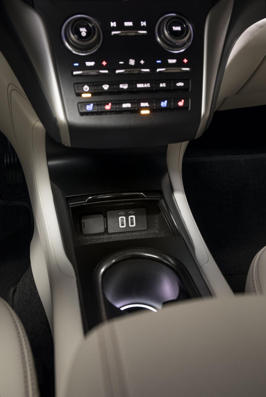 Детали интерьера Lincoln MKC Black Label 2018 года  (фото 13 из 44)